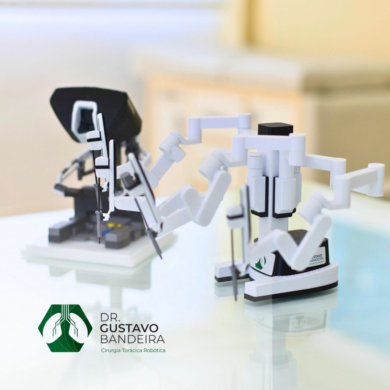 Impressão em 3D em miniatura das hastes e braços articulados da plataforma de cirurgia robótica Da Vinci sobre uma mesa de vidro.