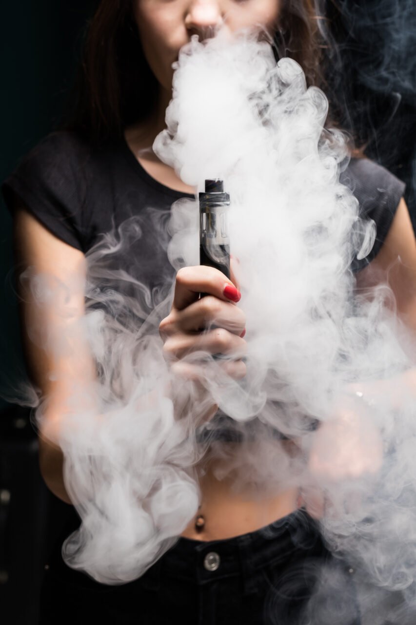 Cigarro eletrônico: qual o impacto no meio ambiente e na saúde? 2 Cigarro eletrônico: qual o impacto no meio ambiente e na saúde? - cigarro eletronico vaping fumar cigarro nuvem de vapor na parede preta