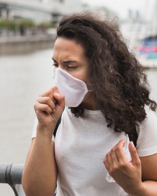 Poluição do ar e saúde pulmonar: como proteger seus pulmões em ambientes urbanos? 2 Poluição do ar e saúde pulmonar: como proteger seus pulmões em ambientes urbanos? - mascara medica enquanto tosse